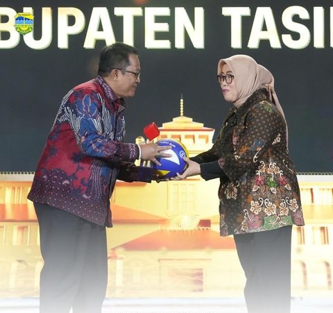 Bupati Ade Raih Penghargaan Pada Cnn Indonesia Award